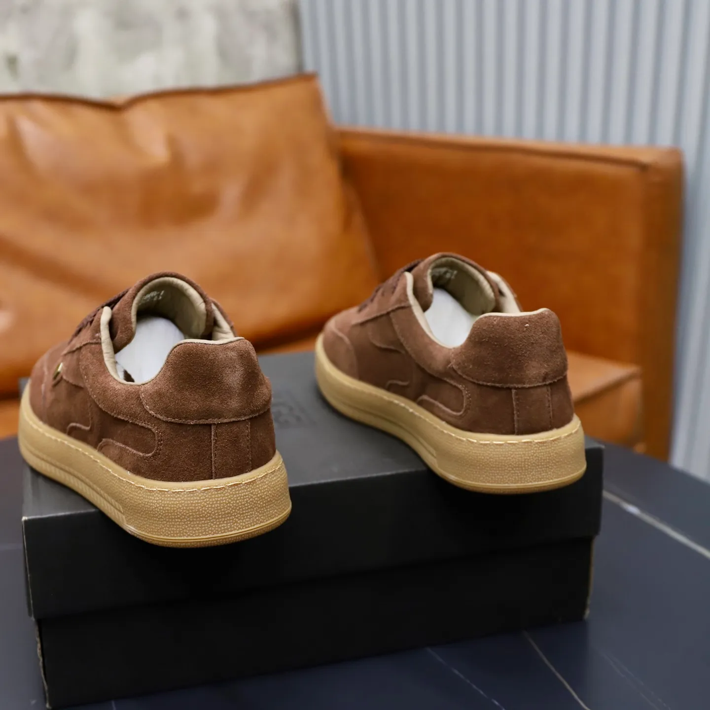 Ex-factory price: 540💰Thick wool imported from Australia Brand: UGG genuine purchase Size: 39-44 Grade: Official website 1:1 Material: First layer of genuine leather waterproof and antifreeze upper Real wool lining Original non-slip soft wear-resistant outsole Style category: Men's casual shoes Trendy style Comfortable on the feet Color: Official website color synchronization